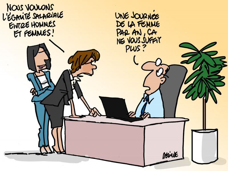  Image avec deux femmes qui disent "Nous voulons l'égalité salariale entre hommes et femmes!". L'homme derrière le bureau répond "Une journée de la femme par an, ça ne vous suffit plus ?"